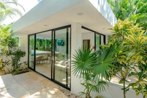 アクマルにあるLUXE 1-BR Condo in Bahia Principe - Multiple Poolsのギャラリーの写真