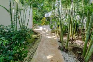 アクマルにあるLUXE 1-BR Condo in Bahia Principe - Multiple Poolsのギャラリーの写真