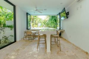 アクマルにあるLUXE 1-BR Condo in Bahia Principe - Multiple Poolsのギャラリーの写真