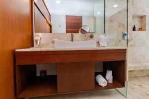 アクマルにあるLUXE 1-BR Condo in Bahia Principe - Multiple Poolsのギャラリーの写真