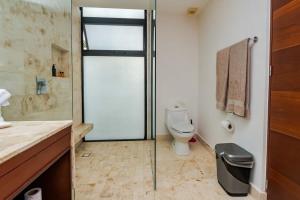 アクマルにあるLUXE 1-BR Condo in Bahia Principe - Multiple Poolsのギャラリーの写真
