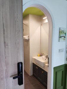 a bathroom with a sink and a mirror at H2 Homestay - Ecopark, Văn Giang, Hưng Yên in HÆ°ng YÃªn