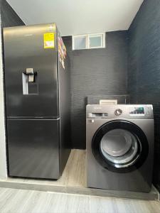 a washer and dryer in a small room at Kevin Apartamento Moderno en Cali in Cali