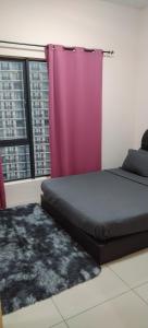 ein Schlafzimmer mit einem Bett und einem lila Vorhang in der Unterkunft Swiss Garden Resort Residence, studio, sea & pool view, high level unit in Kuantan