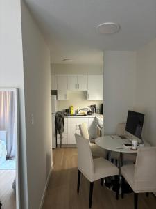 una cocina con mesa y ordenador portátil. en Cosy Living: Your Private Urban Retreat, en Vancouver