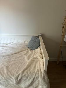 Cosy Living: Your Private Urban Retreat في فانكوفر: سرير في غرفة بجدار أبيض