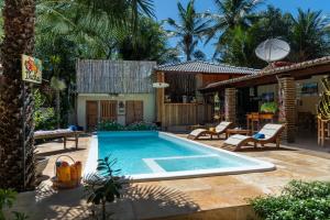 - une piscine dans l'arrière-cour d'une maison dans l'établissement Casa do velejador, à Barra Grande