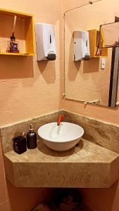 un bancone del bagno con lavandino e specchio di Savassi Hostel a Belo Horizonte