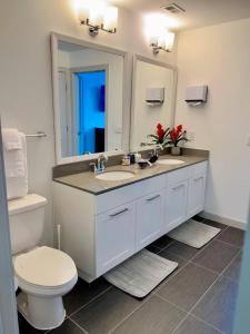 Kamar mandi di Ruby Getaway-Highrise, Balcony, Year-round Pool, City View!