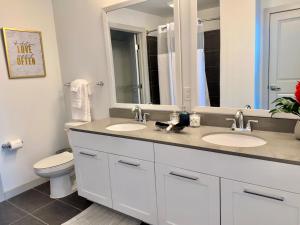 Kamar mandi di Ruby Getaway-Highrise, Balcony, Year-round Pool, City View!