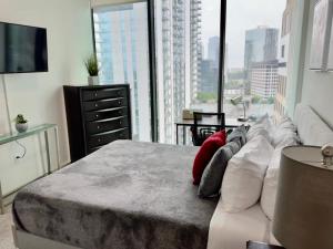 Tempat tidur dalam kamar di Ruby Getaway-Highrise, Balcony, Year-round Pool, City View!