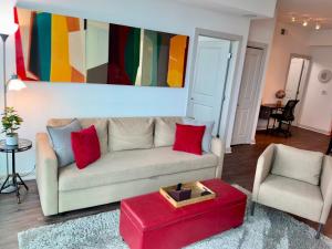 Area tempat duduk di Ruby Getaway-Highrise, Balcony, Year-round Pool, City View!