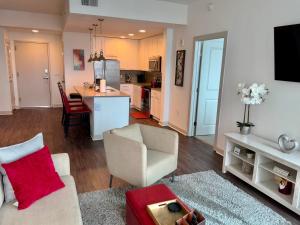 Dapur atau dapur kecil di Ruby Getaway-Highrise, Balcony, Year-round Pool, City View!