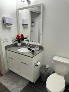 Kamar mandi di Ruby Getaway-Highrise, Balcony, Year-round Pool, City View!