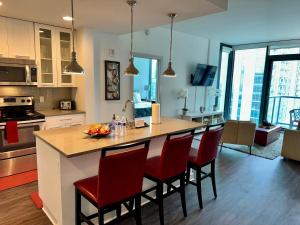 Dapur atau dapur kecil di Ruby Getaway-Highrise, Balcony, Year-round Pool, City View!