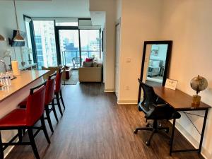 Televisi dan/atau pusat hiburan di Ruby Getaway-Highrise, Balcony, Year-round Pool, City View!