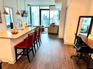 Area tempat duduk di Ruby Getaway-Highrise, Balcony, Year-round Pool, City View!