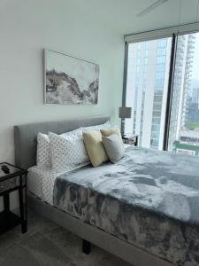 um quarto com uma cama e uma grande janela em Ruby Getaway-Highrise, Balcony, Pool, City View! em Atlanta