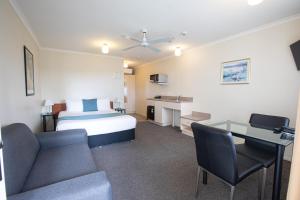 een hotelkamer met een bed en een bureau bij Best Western BKs Pioneer Motor Lodge in Auckland