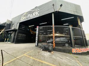 un estacionamiento con coches dentro de un edificio en ON HOSTEL II Gru Aeroporto Translado 24 hs en Guarulhos