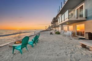 - une plage avec des chaises et une table et l'océan dans l'établissement Seaview 1133A, à Oceanside