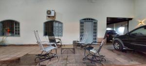 un grupo de sillas sentadas fuera de una casa en Quarto em casa familiar. en Porto Velho