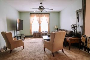 Bankers Row في Addison: غرفة معيشة مع كرسيين وأريكة