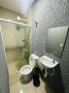 ON HOSTEL II Gru Aeroporto Translado 24 hs的一间浴室