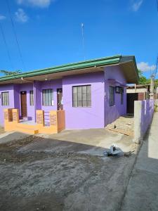 una casa púrpura con una entrada delante de ella en Mel's Place 2BR Apartment Unit2 in Batangas City, en Batangas
