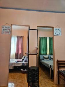 八打雁的住宿－Mel's Place 2BR Apartment Unit1 in Batangas City，小房间设有两张床和镜子