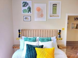 1 dormitorio con 1 cama con almohadas azules y blancas en Newly Renovated Gem - Free Parking & Modern Comfort en Glasgow