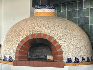 een grote bakstenen oven met bij Ballito Splash in Ballito