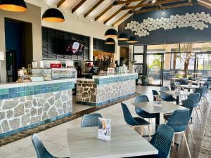 un restaurant avec des tables et des chaises ainsi qu'un bar dans l'établissement Ballito Splash, à Ballito
