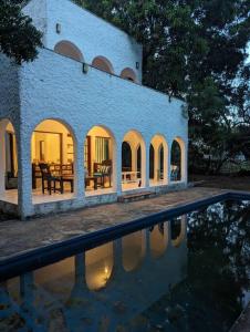 dom z basenem wodnym przed nim w obiekcie Shoreline Serenity in Malindi w mieście Malindi