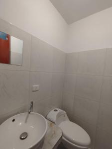 ALPHA69 في كاخاماركا: حمام أبيض مع حوض ومرحاض