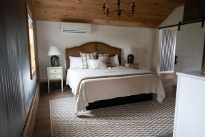 A bed or beds in a room at The Carriage House at Strasburg