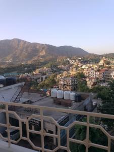 uma vista para uma cidade a partir do telhado de um edifício em Hotel Marina Hills em Solan
