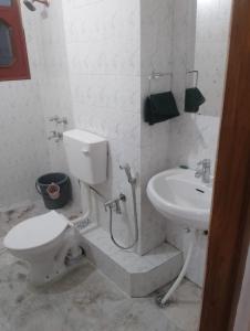 uma casa de banho com um WC e um lavatório em Hotel Marina Hills em Solan