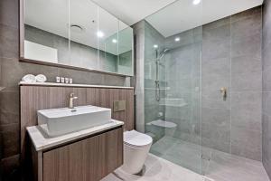 e bagno con lavandino, servizi igienici e doccia. di Comfy 1 Bedroom in Homebush a Sydney