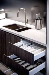 un bancone della cucina con lavandino e lavandino di Comfy 1 Bedroom in Homebush a Sydney
