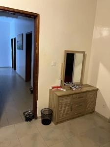 Zimmer mit Holzkommode und Spiegel in der Unterkunft Villa Dakar 200 m plage in Dakar