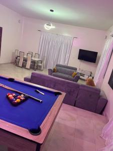 - un salon avec un billard et un canapé dans l'établissement Villa Dakar 200 m plage, à Dakar
