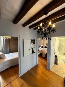 Ένα ή περισσότερα κρεβάτια σε δωμάτιο στο charming 2-bedroom house nestled in the heart of a picturesque French village