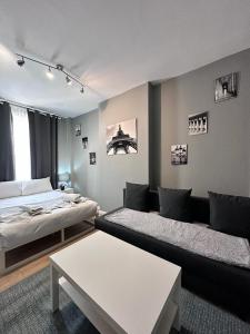 een woonkamer met 2 bedden en een tafel bij Dubai Media City Convenient Apartments in Dubai