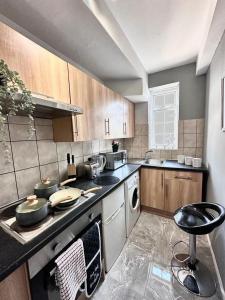 una cucina con lavandino e piano cottura forno superiore di Dubai Media City Convenient Apartments a Dubai