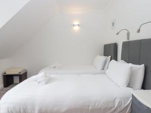 Кровать или кровати в номере Flat 3 Channel View