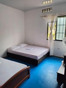 a room with two beds and a window at LUNA DEL DESIERTO TATACOA 2DA SEDE in Villavieja
