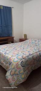 En eller flere senge i et værelse på Alquiler Jano