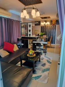 - un salon avec un canapé et une table dans l'établissement Friend's House, à Bangkok