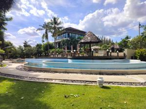 une grande piscine en face d'un bâtiment dans l'établissement Friend's House, à Bangkok